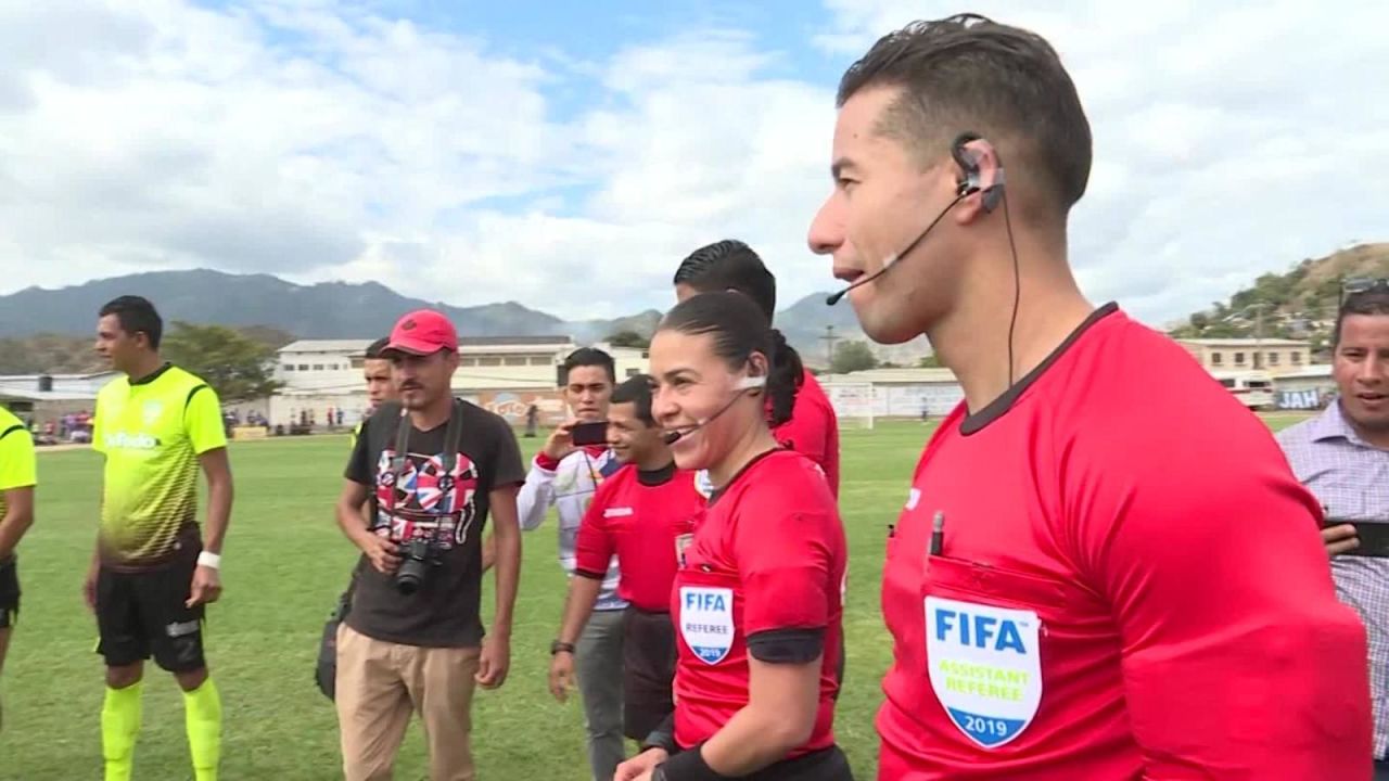 CNNE 742620 - el dificil camino de ser arbitra en un juego de hombres