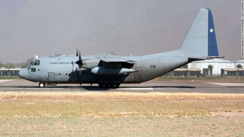 El avión siniestrado era un C-130 Hercules. En la imagen se ve una de estas aeronaves de la Fuerza Aérea de Chile lista para despegar del aeropuerto de Santiago.