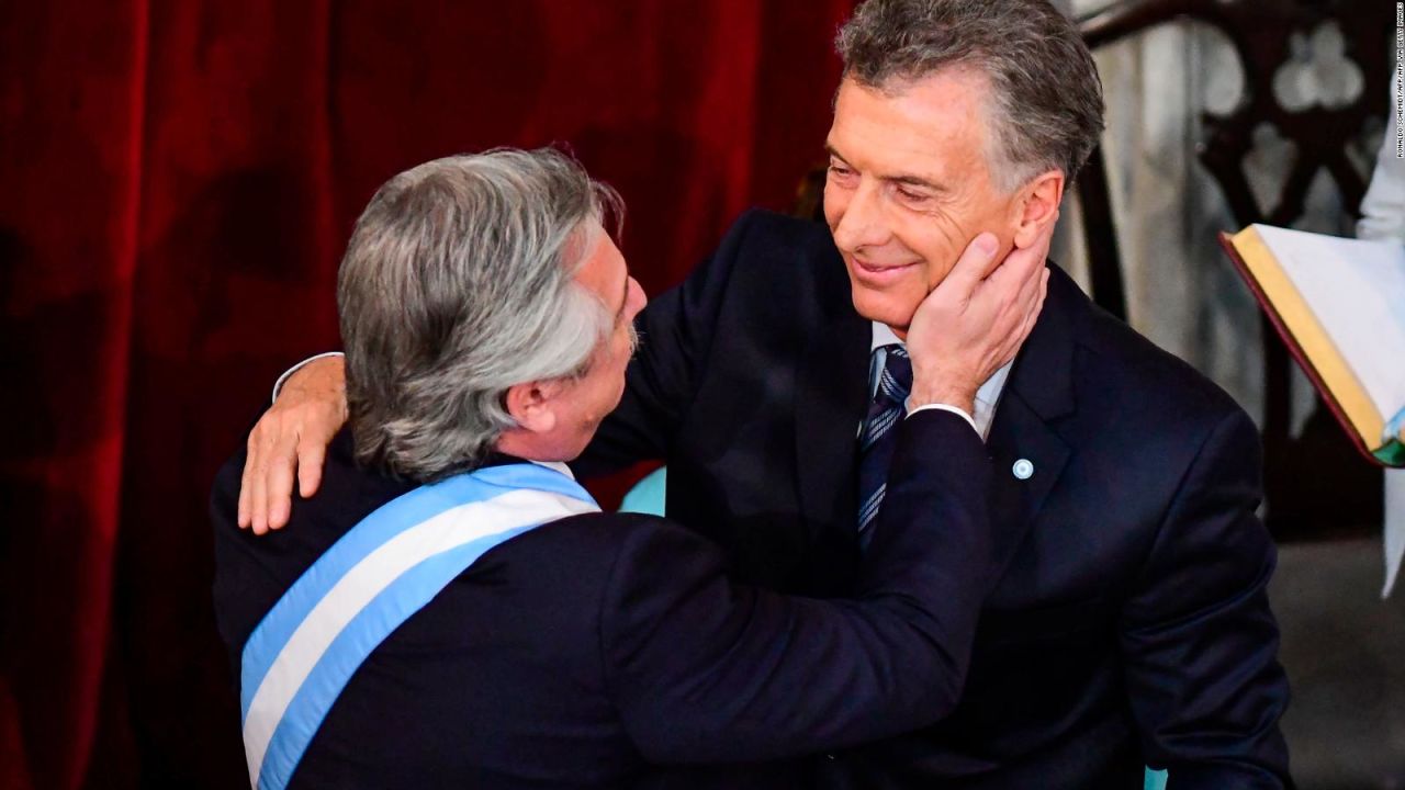 CNNE 743146 - macri entrega banda y baston a fernandez