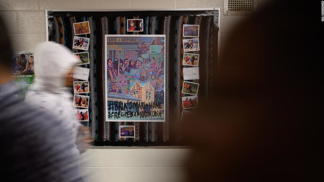 Un cartel dedicado a Mario Aguilar fue colgado en el pasillo de la Escuela Secundaria Wilbur Cross en New Heaven, Connecticut. Desde que ICE detuvo a Mario en septiembre, los estudiantes, profesores y administrativos de la escuela han presionado por su liberación.