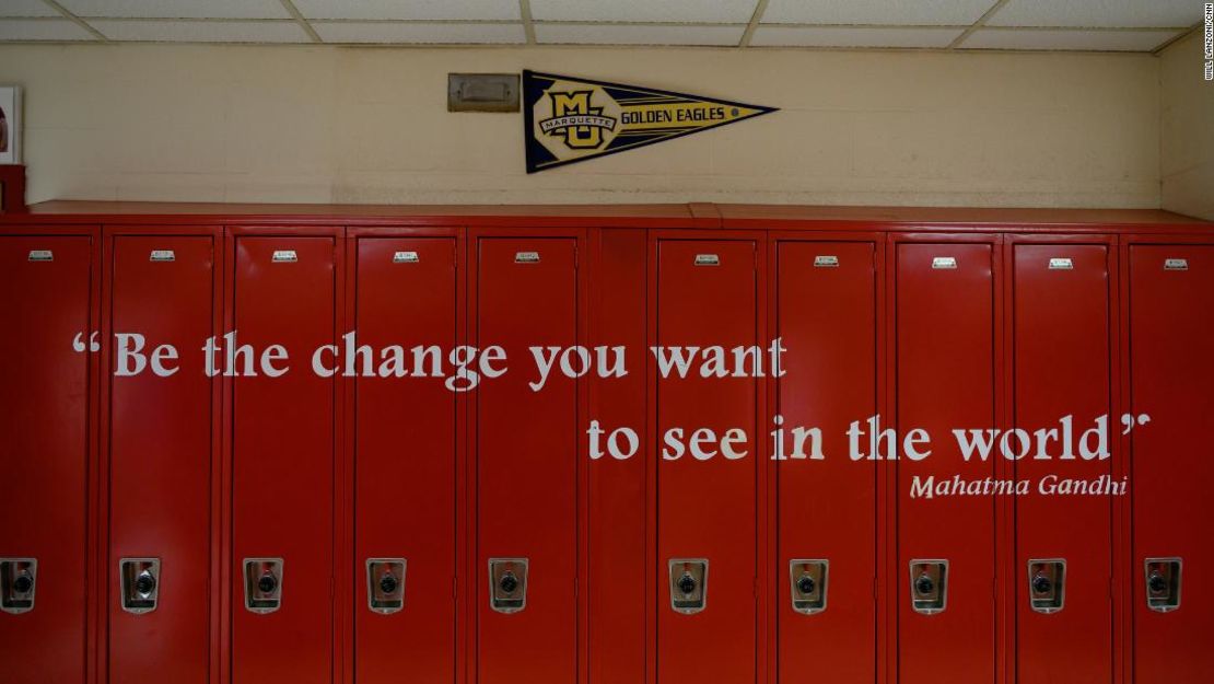 Las fotos y los carteles sobre el caso de Mario no son los únicos llamados a la acción en las paredes de Wilbur Cross. Una cita de Mahatma Gandhi está pintada en los casilleros del tercer piso de la escuela.