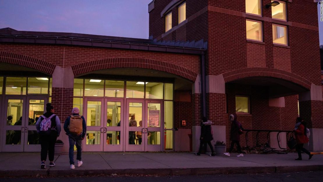 Unos 1.600 estudiantes asisten a la escuela secundaria Wilbur Cross. La directora Edith Johnson dice que quedó sorprendida de que ICE hubiera detenido al estudiante.