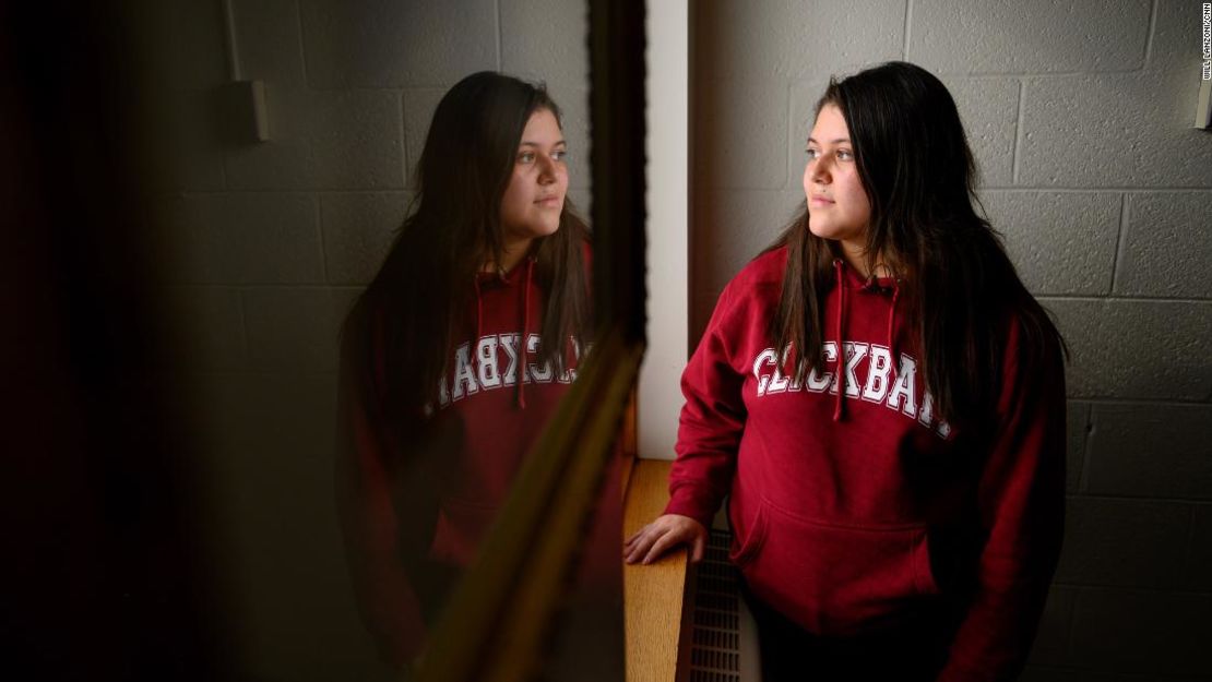 Gabriela González, una estudiante de último año, dice que aprendió mucho mientras hacía un video sobre el caso de Mario. "Está ayudando a que la historia salga a la luz", dice, "para que las personas finalmente se den cuenta de lo que realmente está sucediendo frente a ellos en sus propias comunidades".