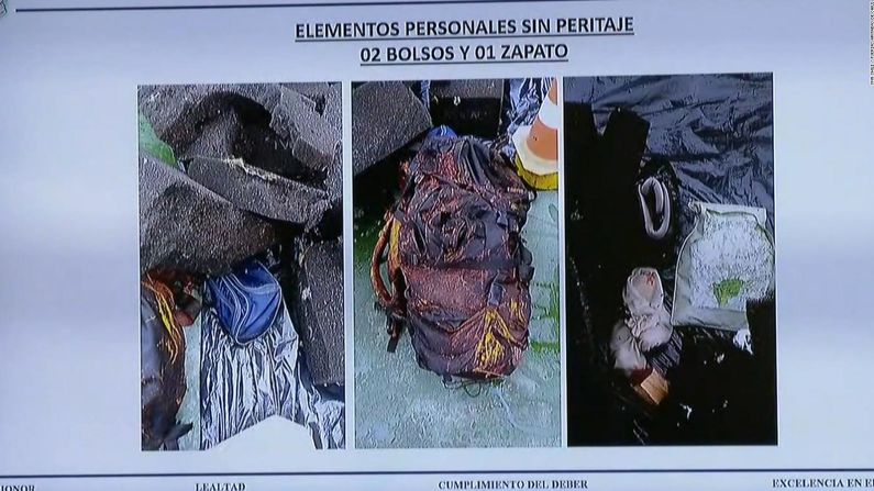 En esta imagen se ven algunos objetos personales que fueron encontrados con los restos del avión.