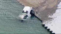 CNNE 744496 - camion cae a un lago tras deslizarse en el hielo