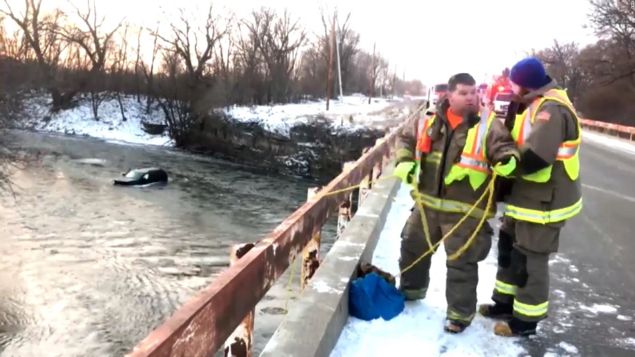 CNNE 744508 - joven es rescatado de un rio gracias a siri