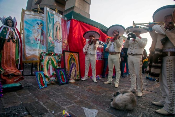 Mariachis tocan música tradicional mexicana frente a imágenes de la Virgen de Guadalupe en la Basílica, el 12 de diciembre de 2019.