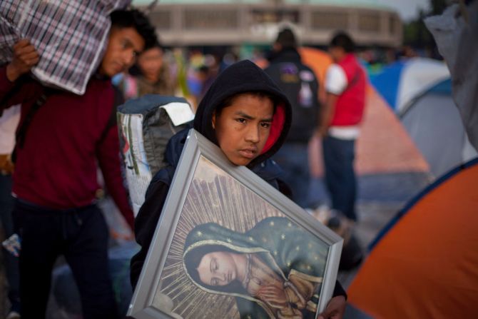 Un peregrino porta una imagen de la patrona mexicana en la Basílica de Guadalupe, el 12 de diciembre de 2019.