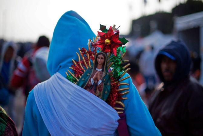 Miles de peregrinos llegaron a la Basílica de Guadalupe para rendir honor y presentar sus peticiones ante la virgen morena.