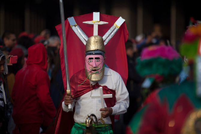 Feligreses portan imágenes de santos durante su peregrinación al a Basílica de Guadalupe en la festividad del 12 de diciembre.