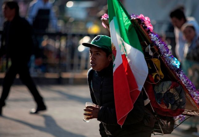 A pesar de que los fieles consideran que el nombre “Guadalupe” es mexicano, en realidad proviene del árabe, no es indígena, y significa “Río de lobos”.