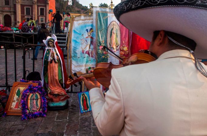 Cada 12 de diciembre los mexicanos celebran el Día de la Virgen de Guadalupe, una fecha en que millones de peregrinos del país y el extranjero se movilizan hasta la Basílica de Santa María de Guadalupe para orarle a la virgen "morena". Navega a través de esta galería para ver la celebración de este día en la capital mexicana.