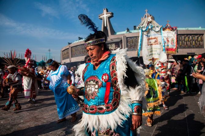 Con danzas y cantos los peregrinos honran a la virgen "morena" cada 12 de diciembre en Ciudad de México.