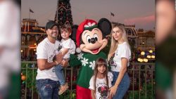 CNNE 745257 - luis fonsi disfruta de especial navideno en disney world