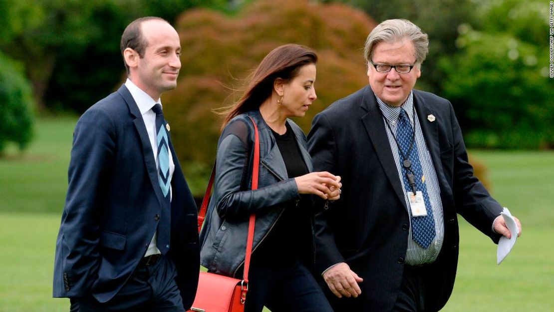 Stephen Miller y Steve Bannon, con la asesora adjunta de Seguridad Nacional Dina Powell en 2017. Ambos terminaron trabajando para el presidente Trump.