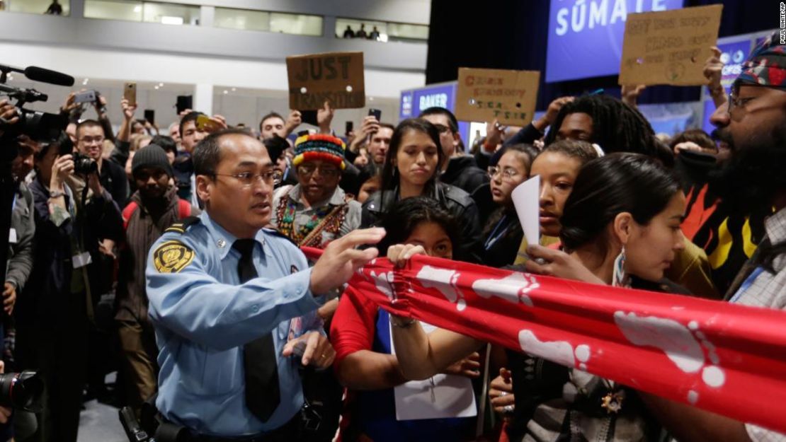 Las protestas se presentaron por la falta de acción climática en la conferencia.