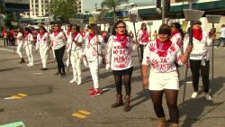 CNNE 745660 - mujeres se unen en los angeles para decir basta a los abusos