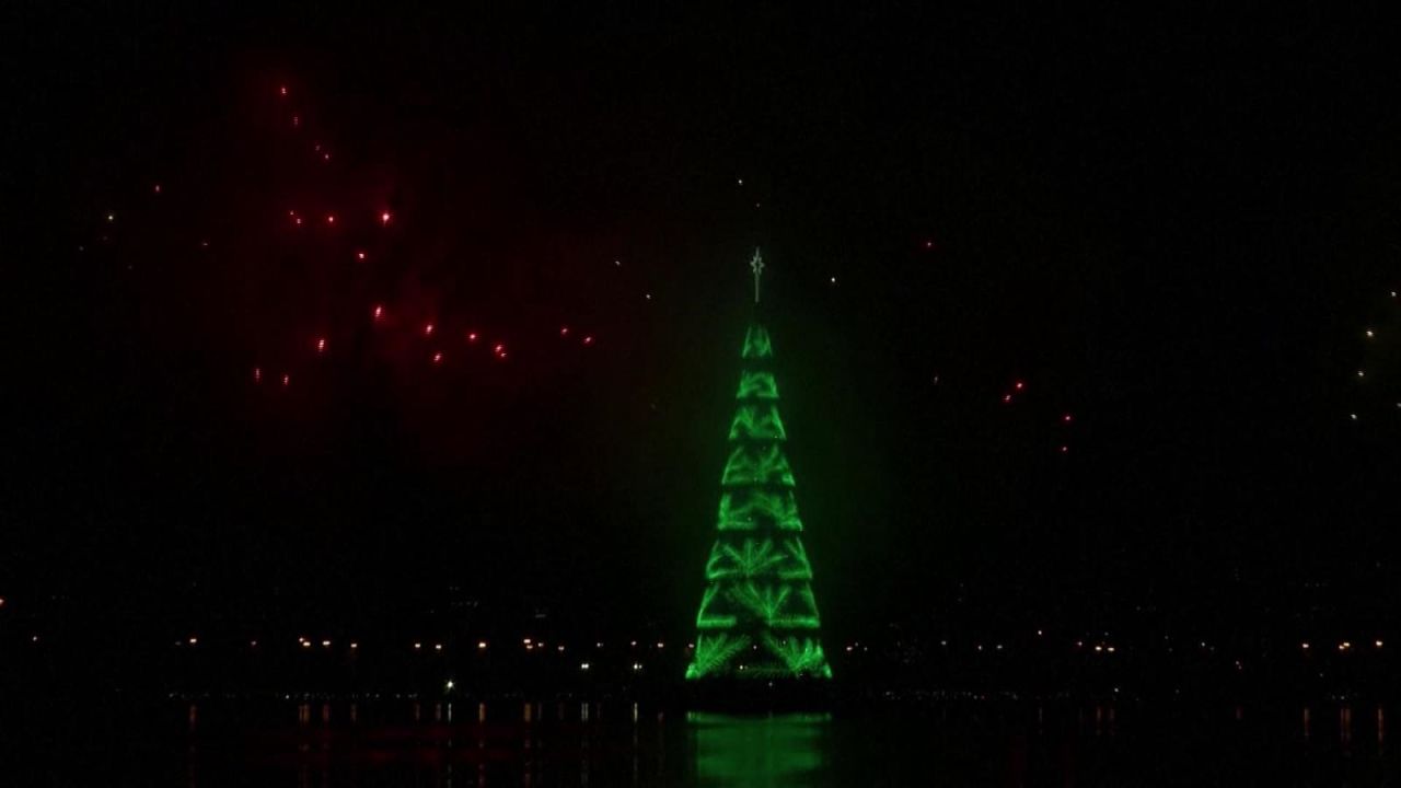 CNNE 745683 - rio de janeiro enciende el arbol de navidad flotante