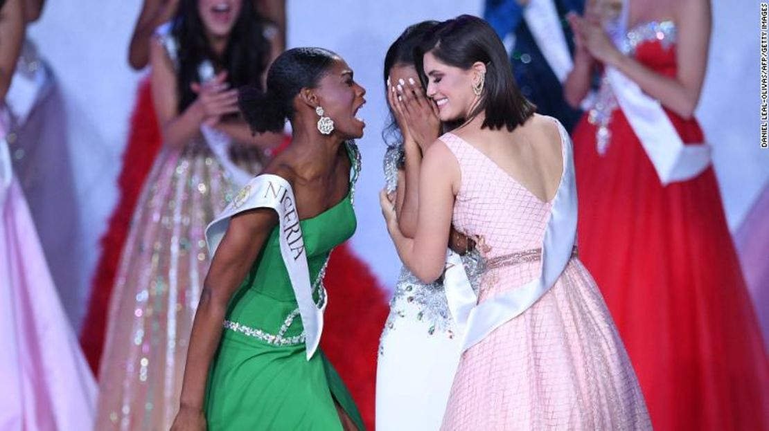 Miss Nigeria Nyekachi Douglas (izquierda) y Miss Brasil Elis Coelho (derecha) apoyan a Miss Jamaica.