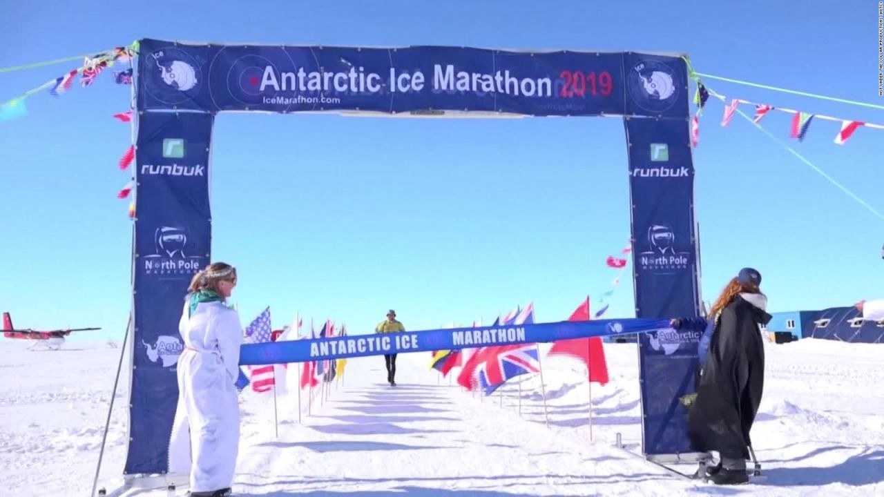 CNNE 745907 - hombre de 84 anos rompe record en el maraton de hielo de la antartida
