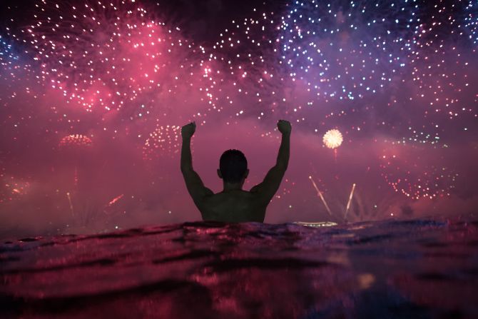 1 de enero: Un hombre observa cómo los fuegos artificiales de Año Nuevo en la playa de Copacabana en Río de Janeiro. Mira en esta galería las imágenes de las noticias más grandes de 2019, y las imágenes más impactantes que nos dejó el año.