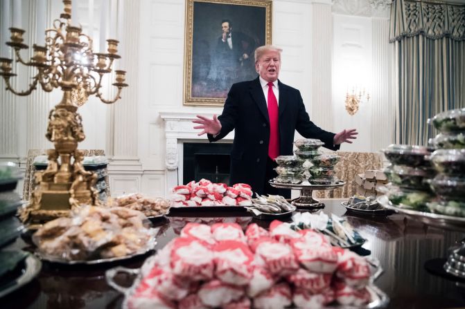 14 de enero: el presidente de Estados Unidos, Donald Trump, muestra la comida rápida para el equipo de fútbol de la Universidad de Clemson, que se encontraba en la Casa Blanca para celebrar su campeonato nacional. La administración dijo que Trump pagó la comida después de que gran parte del personal de la residencia de la Casa Blanca, incluidos los chefs, fueron suspendidos debido al cierre del gobierno. El cierre duró 35 días, lo que lo convirtió en el cierre gubernamental más largo en la historia de Estados Unidos. Comenzó a fines de diciembre después de que la Casa Blanca y el Congreso se encontraran en un punto muerto por el dinero para un muro fronterizo.