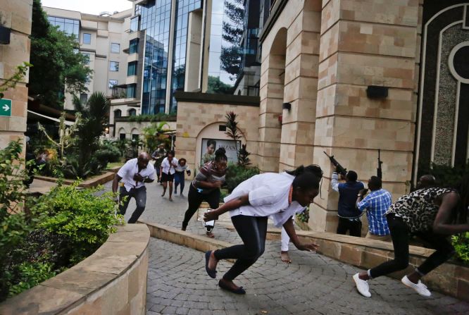 15 de enero: Civiles huyen de un complejo hotelero en Nairobi, Kenya, luego de que hombres armados lanzaron un ataque mortal que mató al menos a 21 personas. Las fuerzas de seguridad de Kenya, vistas aquí con armas, lucharon contra los extremistas para retomar el control del complejo. El grupo militante somalí Al-Shabaab se atribuyó la responsabilidad del ataque.