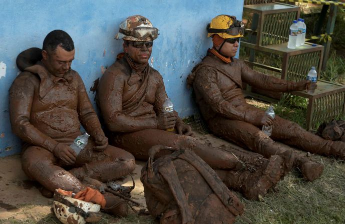 28 de enero: Miembros de un equipo de rescate descansan después de regresar del sitio de un colapso mortal de la presa en Brumadinho, Brasil. Decenas de personas murieron después de que la presa se derrumbara en una mina de mineral de hierro, desatando un mar de escombros fangosos que casi enterraron a Brumadinho.