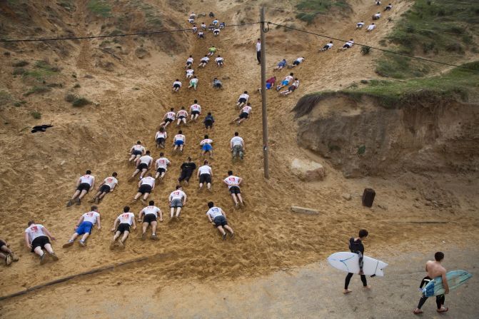 1 de febrero: estudiantes de último año de secundaria que se preparan para unirse al ejército israelí se arrastran por las dunas de arena en un campo de entrenamiento privado en Herzliya, Israel.