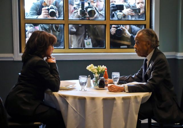 21 de febrero: Periodistas fotografían a la senadora estadounidense Kamala Harris, una candidata presidencial demócrata, y al reverendo Al Sharpton mientras almuerzan en el restaurante Sylvia's en Nueva York. Harris terminó su campaña en diciembre.