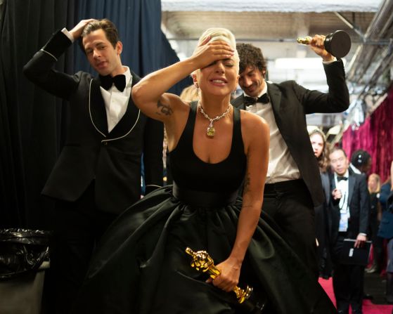 24 de febrero: de izquierda a derecha, Mark Ronson, Lady Gaga y Anthony Rossomando reaccionan después de ganar el Premio de la Academia a la mejor canción original. Ganaron por la canción "Shallow", que Gaga interpretó con Bradley Cooper en la película "A Star Is Born".