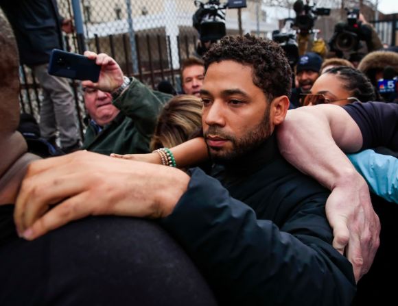 21 de febrero: el actor Jussie Smollett abandona un juzgado de Chicago después de haber sido arrestado bajo sospecha de presentar un informe policial falso. En enero, Smollett le dijo a la policía que fue atacado por dos personas que "gritaban insultos raciales y homofóbicos", uno de los cuales le ató una cuerda al cuello y le echó lejía. Inicialmente, la policía investigó el caso como un posible delito de odio, pero luego dijeron que creían que el ataque fue organizado por Smollett para reforzar su perfil y carrera. Smollett enfrentó 16 cargos de delitos graves por conducta desordenada, pero esos cargos fueron retirados después de que el actor pagara el dinero de su fianza e hiciera servicio comunitario. El fiscal Joe Magats dijo que miles de casos tienen resoluciones similares. Smollett ha mantenido su inocencia, diciendo que no pondría a su familia "en un escrutinio como este".