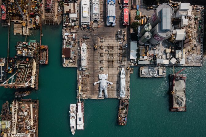 11 de marzo: una escultura inflable del artista estadounidense KAWS descansa en un muelle en un astillero de Hong Kong. La escultura, que medía 37 metros de largo (121 pies), luego flotó en el puerto de Victoria.