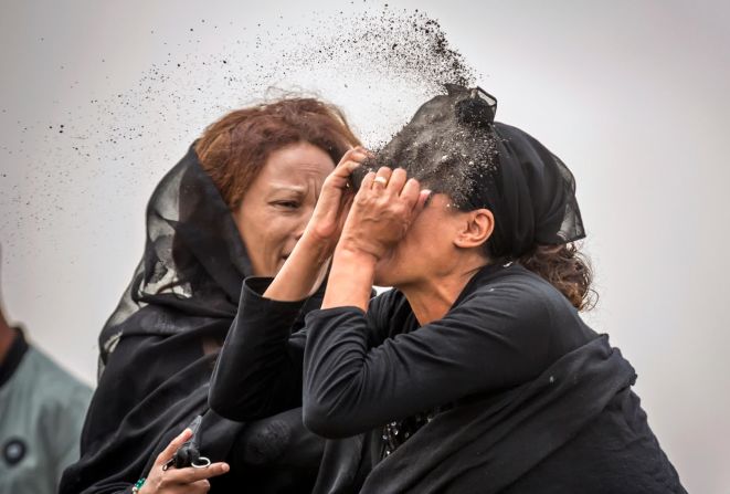 14 de marzo: un familiar de una víctima del vuelo ET302 de Ethiopian Airlines se arroja tierra a la cara mientras llora en el lugar del accidente cerca de Bishoftu, Etiopía. El avión se estrelló poco después del despegue, matando a las 157 personas a bordo.