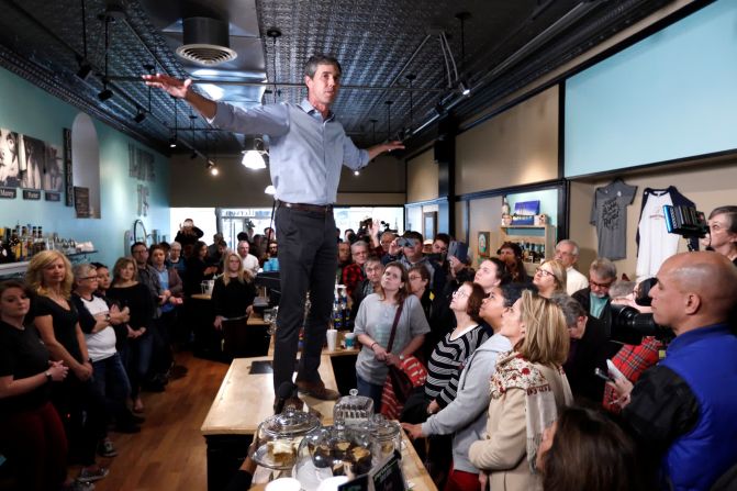 14 de marzo: el exrepresentante de EE. UU. Beto O'Rourke habla con personas en un café en Burlington, Iowa. El demócrata de Texas anunció ese día que se postularía para presidente. Terminó su campaña en noviembre.