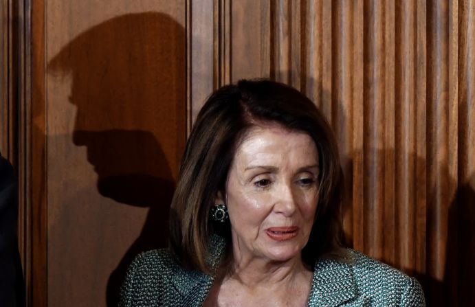 14 de marzo: la sombra del presidente Donald Trump se ve detrás de la presidenta de la Cámara de Representantes, Nancy Pelosi, durante el almuerzo de Amigos de Irlanda en el Capitolio de Estados Unidos.