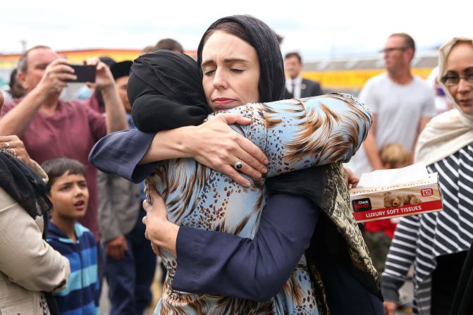 17 de marzo: la primera ministra de Nueva Zelandia, Jacinda Ardern, abraza a una mujer en la Mezquita Kilbirnie en Wellington, Nueva Zelandia. Fue dos días después de los ataques de la mezquita en Christchurch. Menos de un mes después, el parlamento de Nueva Zelandia votó 119-1 a favor de la prohibición de las armas semiautomáticas de estilo militar.