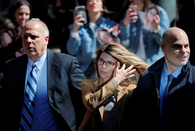 3 de abril: la actriz Lori Loughlin es escoltada a un tribunal federal en Boston. Ella y su esposo, el diseñador de moda Mossimo Giannulli, se encuentran entre los padres acusados ​​de pagar sobornos para que sus hijos asistan a algunas de las universidades más prestigiosas del país. Loughlin y Giannulli se han declarado inocentes de los cargos de conspiración para cometer fraude y conspiración para cometer lavado de dinero.