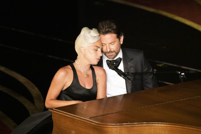 Lady Gaga y Bradley Cooper interpretan la canción ganadora del Oscar "Shallow" en los Premios de la Academia el 24 de febrero. La canción es de su película "A Star Is Born". Mira en esta galería a las celebridades y eventos que fueron noticia en 2019.