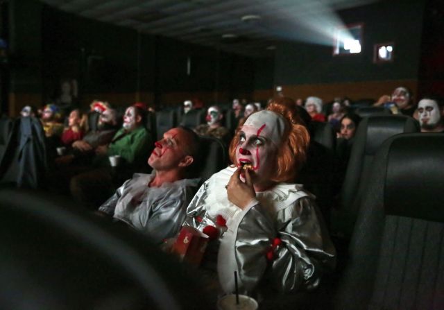 Personas vestidas de payasos ven la película "It Chapter 2" en el Orpheum Theatre de Hillsboro, Illinois, el 5 de septiembre.