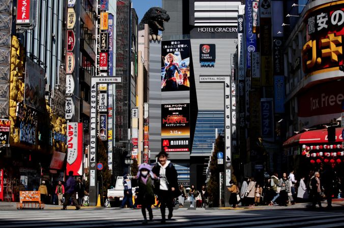 Godzilla se asoma por detrás de una sala de cine en Tokio el 18 de febrero.