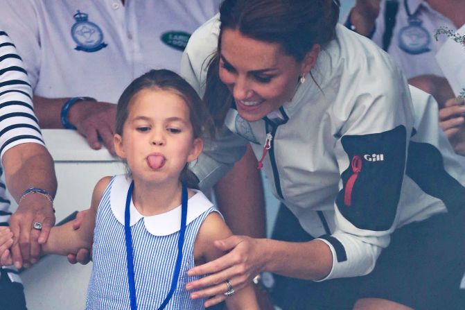 La princesa Carlota de Gran Bretaña saca la lengua juguetonamente mientras ella y su madre Catalina, la duquesa de Cambridge, asisten a la regata de la Copa del Rey en Cowes, Inglaterra, el 8 de agosto.