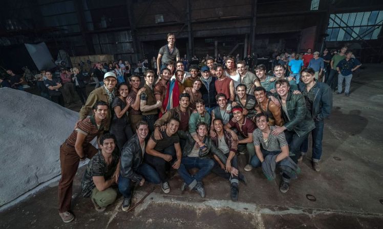 El director Steven Spielberg posa con el elenco de "West Side Story" después de que la película finalizara la producción a fines de septiembre. Esta nueva adaptación está programada para salir el próximo año.