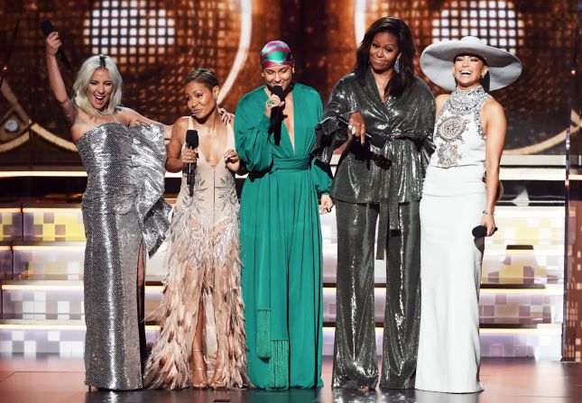 Alicia Keys fue por primera vez presentadora de los Grammy. Cuando abrió el programa el 10 de febrero lo hizo con un grupo muy especial: de izquierda a derecha: Lady Gaga, Jada Pinkett Smith, la ex primera dama Michelle Obama y Jennifer Lopez.