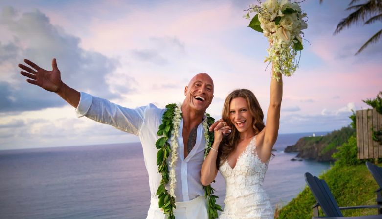 El actor Dwayne "The Rock" Johnson posa con su esposa, Lauren Hashian, después de casarse en Hawai el domingo 18 de agosto.