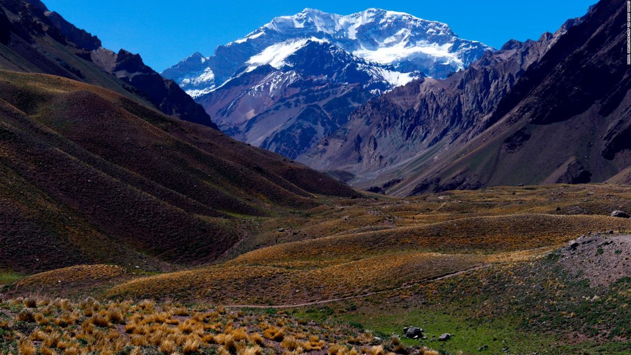 CNNE 746059 - una cholitas escaladora cuenta como subieron el aconcagua