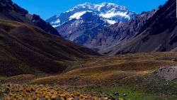 CNNE 746059 - una cholitas escaladora cuenta como subieron el aconcagua