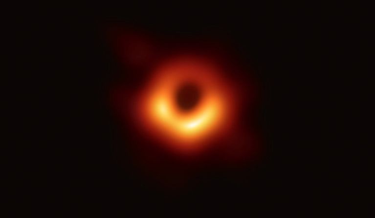 10 de abril: Investigadores de la National Science Foundation anuncian que esta es la primera imagen de un agujero negro. El agujero negro está en el centro de M87, una galaxia masiva cerca del cúmulo de galaxias Virgo a 55 millones de años luz de la Tierra. Tiene una masa que es 6.500 millones de veces la de nuestro sol.