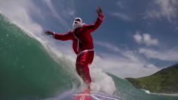 CNNE 746193 - santa surfista en brasil