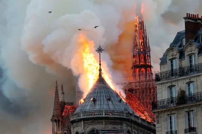 15 de abril: El humo y las llamas se elevan desde la Catedral de Notre Dame en París. Un incendio catastrófico envolvió la estructura de 850 años de antigüedad, destruyendo su emblemática aguja y techo.